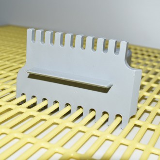 Grattoir pour nettoyer la grille à reine - plastique